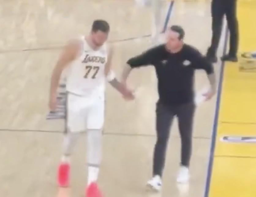 雷迪克与东契奇在湖勇大战疑似发生争吵，后者摊手表达不满